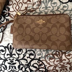 This is a barely used COACH bag set. No wear signs